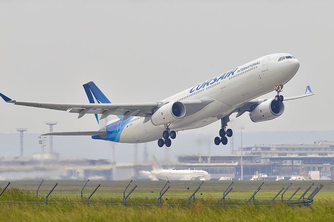 Ein Flugzeug, das auf einem Flughafen startet.