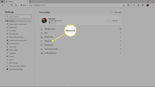 La página de configuración principal de Microsoft Edge con el botón Contraseñas resaltado.
