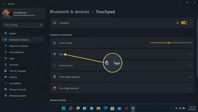 Atingeți evidențiate în Setări Bluetooth și dispozitive Touchpad.