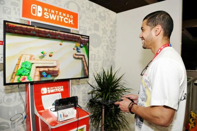 ロサンゼルス コンベンション センターで開催された 2019 E3 ゲーム コンベンション中に、Nintendo Switch システム用の「ゼルダの伝説: リンクの目覚め」をチェックするリック ゴンザレス氏。