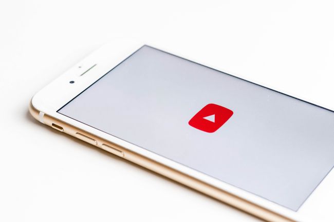 โลโก้ YouTube ที่แสดงบนหน้าจอ iPhone