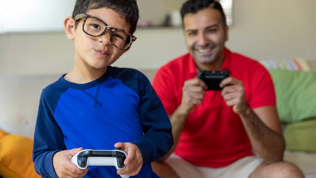 Fiú és apa Xbox One videojátékokkal játszik