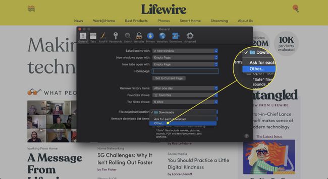 Una captura de pantalla de la configuración de Safari con el comando Otro en " Ubicación de descarga de archivos" resaltado