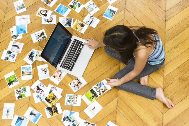 写真をスキャンするためにコンピューターを使用している女の子