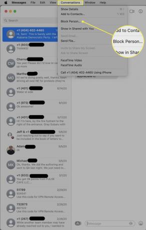يفتح تطبيق الرسائل على جهاز Mac مع قائمة المحادثات وحظر الشخص... تم تمييز عنصر القائمة.