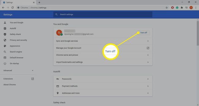 Wybierz Wyłącz po prawej stronie swojego imienia i nazwiska oraz obrazu konta Google w sekcji Ty i Google.