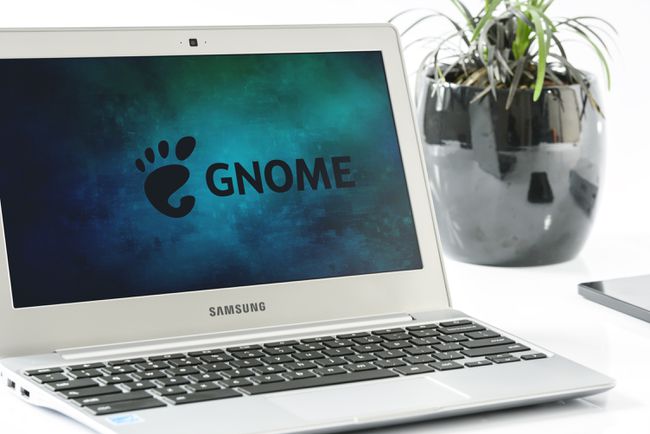 Логотип GNOME на ноутбуке Samsung