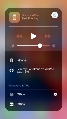iPhone, mis on ette nähtud meedia esitamiseks HomePod Mini kaudu.