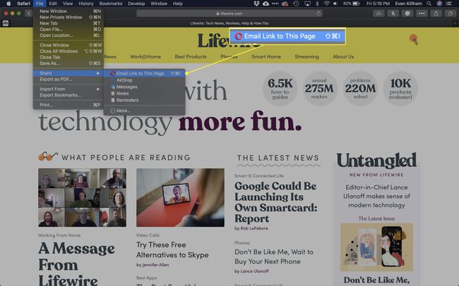 Una captura de pantalla de Safari con la opción Vínculo por correo electrónico a esta página resaltada