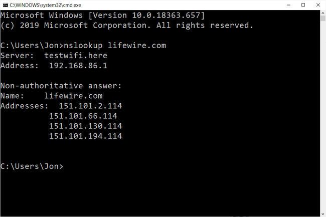 Comando nslookup lifewire.com en el símbolo del sistema de Windows 10