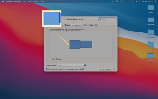 شاشة تم تغيير موضعها في إعدادات عرض macOS.