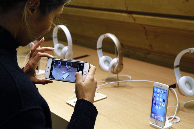 AppleStoreでiphone6sカメラをテストしている女性