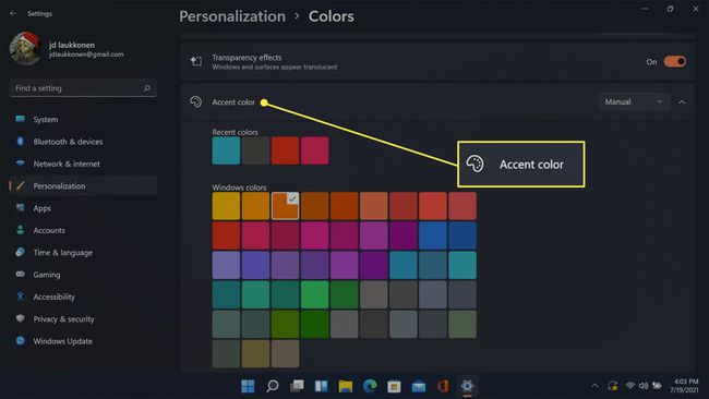 Pielāgotas akcentu krāsas Windows personalizācijā.