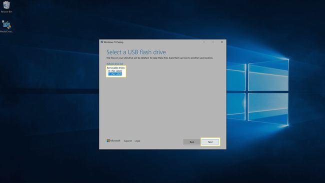 Sélection d'une clé USB dans l'outil de création de support Windows.