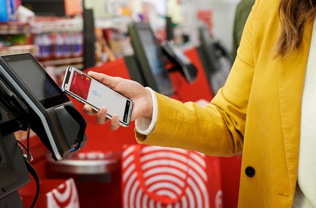 Shopper som använder Apple Pay at Target