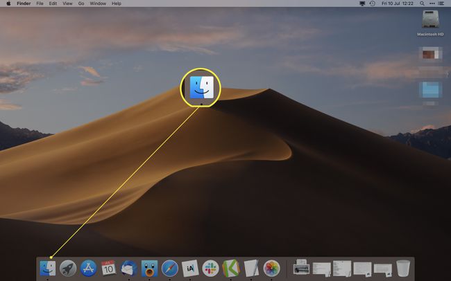 שולחן העבודה של MacOS עם חלון Finder מודגש
