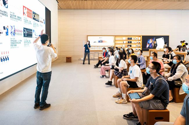 Today at Apple グループ セッションで学習している人々のグループ。