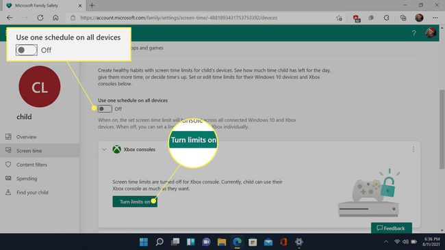 " Slå begrænsninger til" og " Brug én tidsplan på alle enheder" fremhævet på Microsoft Family Safety-webstedet.
