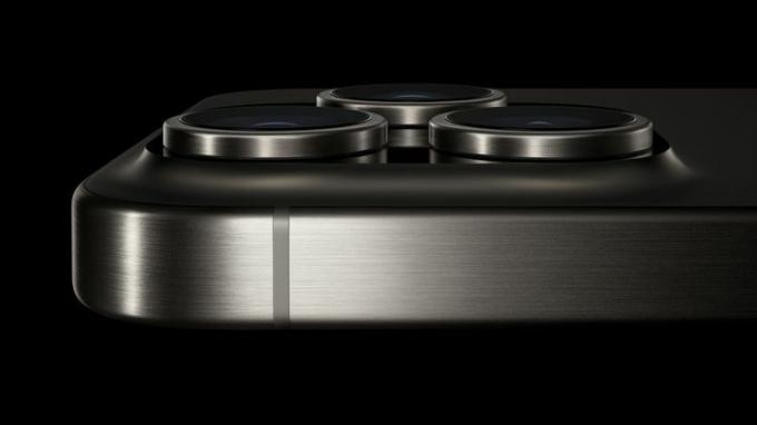 Um close do exterior do sistema de lentes encontrado no iPhone 15 Pro Max.