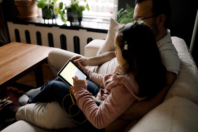 Padre e hijo usando una tableta juntos