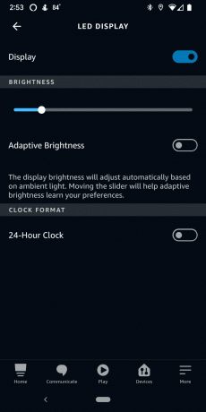 Adaptiv ljusstyrka avstängd i Echo Dot LED Display-inställningar.