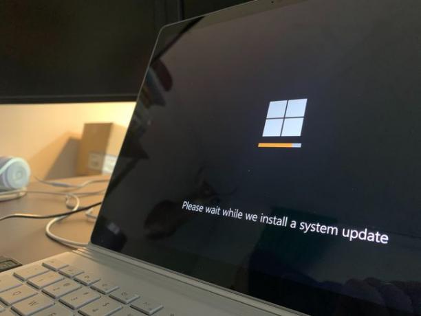 En Windows-systemopdateringsmeddelelse vises på en bærbar computers skærm.