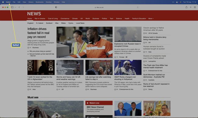 Safari على Mac مع تمييز قائمة Safari.