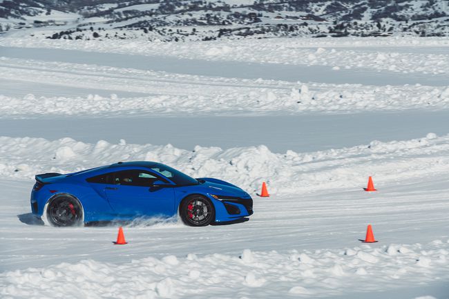 雪道を走行するテストカー。