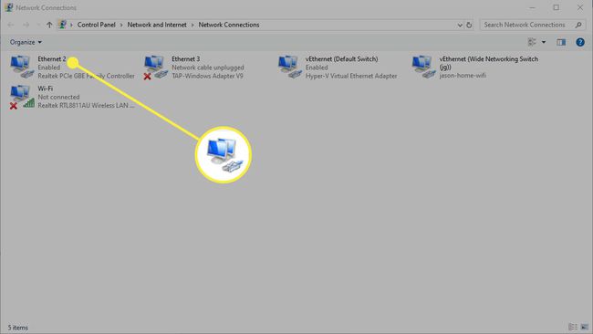 Una captura de pantalla de la pantalla Conexiones de red de Windows con el puerto Ethernet resaltado