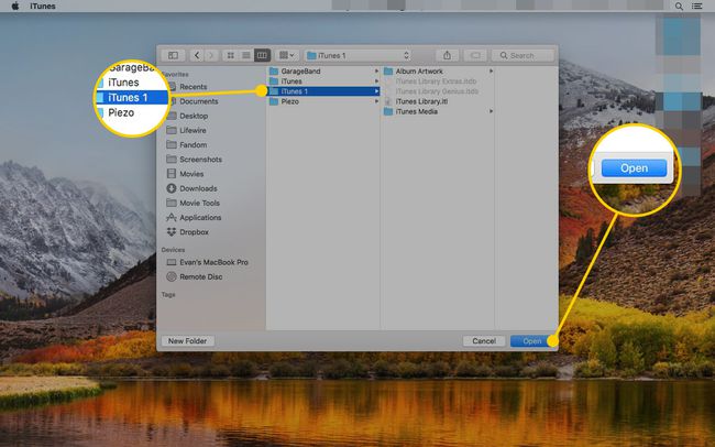 иТунес прозор на Мац рачунару са фасциклом иТунес библиотеке и означеним дугметом Отвори
