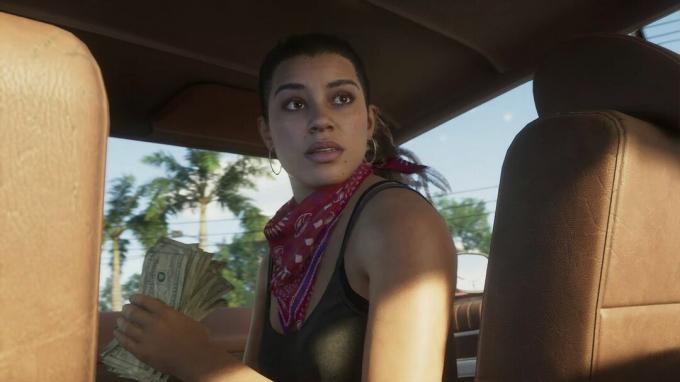 Snímka obrazovky Grand Theft Auto 6 zobrazujúca hlavnú hrdinku Luciu v aute