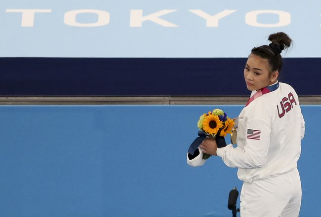 Guldmedaljören Sunisa Lee från USA under medaljeceremonin i gymnastikkonstnären Women's All-Around Final på dag sex av de Olympiska spelen i Tokyo 2020 på Ariake Gymnastics Center den 29 juli 2021 i Tokyo, Japan.