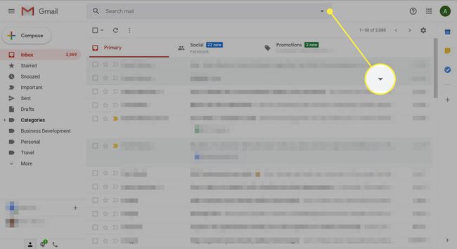 Uma captura de tela do Gmail com a seta na barra de pesquisa destacada