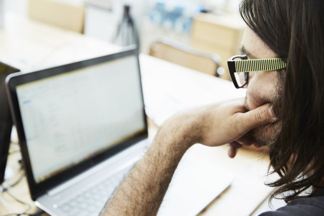 Hombre usando una computadora portátil