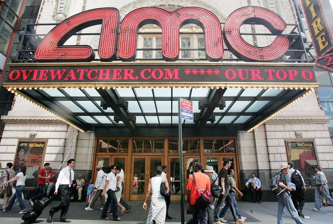 歩行者はタイムズスクエアのAMC映画館を通過します