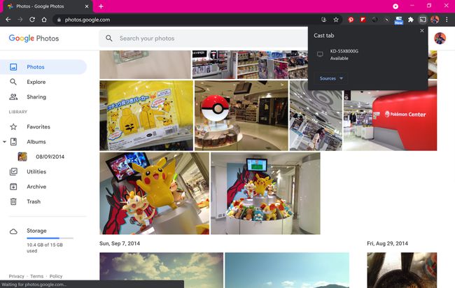 Spletno mesto Google Photos v spletnem brskalniku Google Chrome s pametnim televizorjem, ki prikazuje v možnostih Cast.