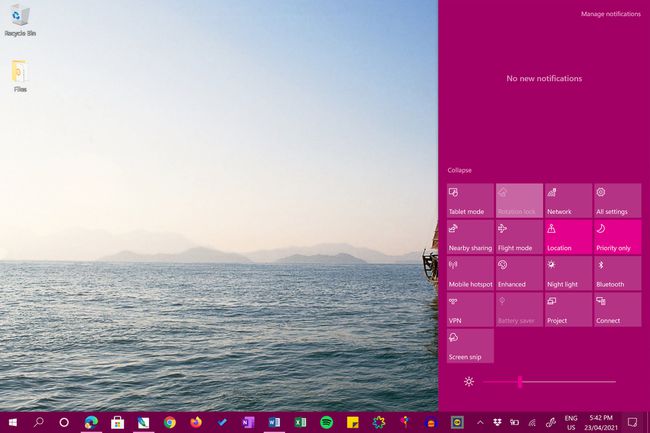 Escritorio de Windows 10 con el Centro de actividades abierto.