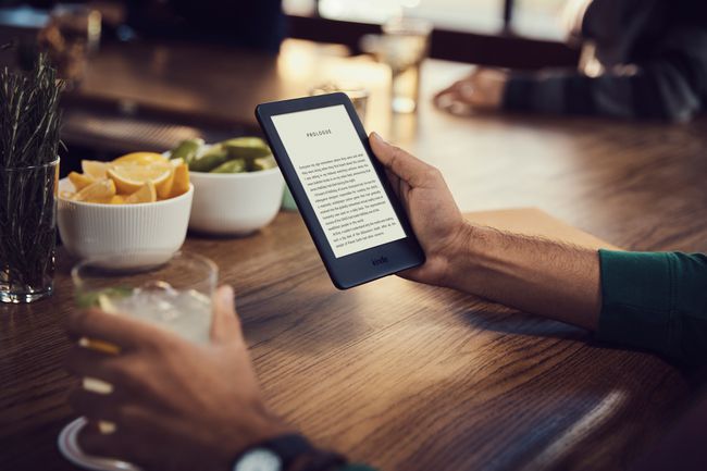 Bir kafedeki barda Kindle cihazında e-kitap okuyan biri. 