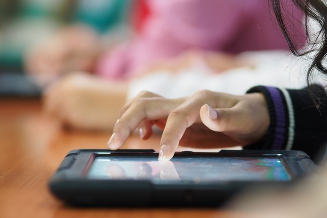 Mujer usando un teléfono inteligente