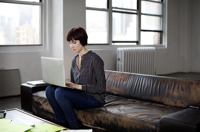 Portrét mladé pak jsou potíže pracující na notebooku