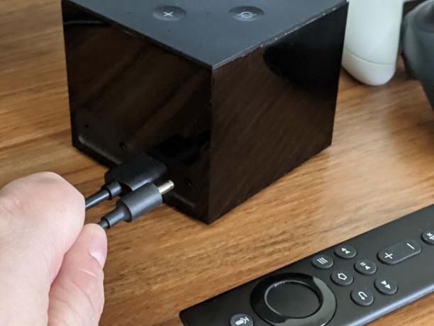 Fire TV Cube pievienošana strāvai.