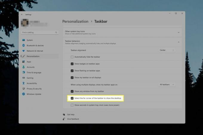 V nastavení hlavního panelu Windows 11 je zvýrazněno zaškrtnutí „vyberte vzdálený roh hlavního panelu pro zobrazení plochy“.