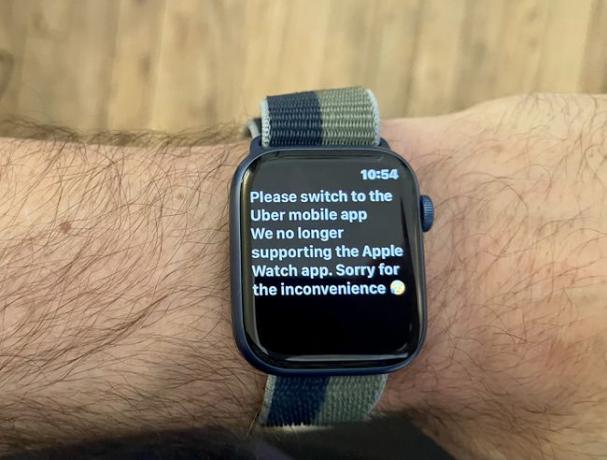 Uber AppleWatchアプリが利用できなくなったというメッセージを表示するAppleWatchを着用している人。