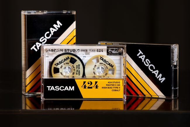 Tascam კასეტის ფირები შავ ფონზე