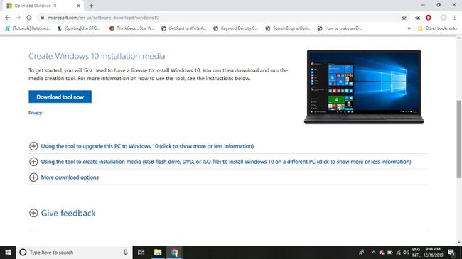 Windows bilgisayarınızda, Windows 10 indirme sayfasına gidin ve Windows 10 yükleme medyası oluştur altında Şimdi İndirme aracını seçin.