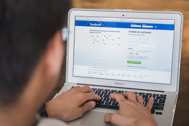 Persoon die FaceBook op een laptop gebruikt