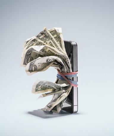 Notas de dólar conectadas a um smartphone