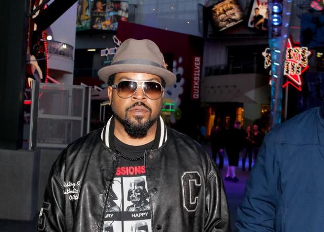 Ice Cube เซอร์ไพรส์แฟนๆ ที่งานครบรอบ 20 ปี รีรีไทร์การฉายภาพยนตร์ตลกยอดนิยมเรื่อง " Friday" นำเสนอโดย Fathom Events