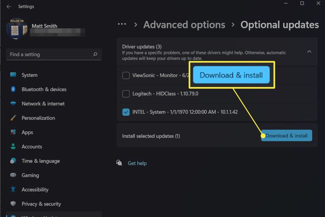 O captură de ecran a Windows Update cu actualizări opționale vizibile și Descărcare și instalare evidențiate