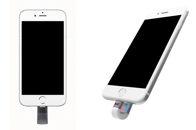 Imagem de dois iPhones com anexos expansíveis de pen drive